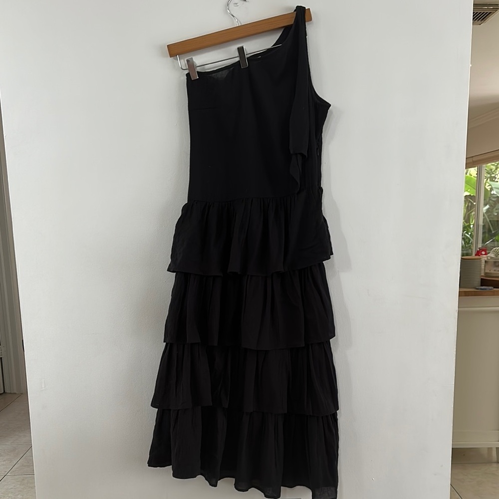 Gimaguas Black One-Shoulder Tiered Ruffle Dress